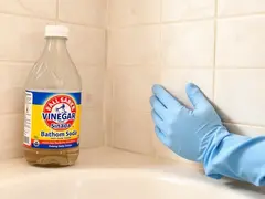 How to quickly clean bathroom hard-to-reach corners using vinegar and baking soda, making your toilet look fresh and new!