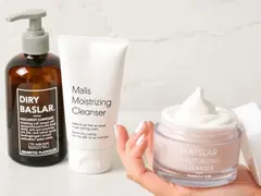 Produtos de cuidados para pele seca: demonstração de leite de limpeza hidratante e creme hidratante.